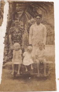 Meus avós paternos  Alberto Emilio Bernardo Plaster, Paulina Jacobsen Plaster, meu pai Fredolino Plaster e suas 2 irmãs: Edilie Plaster e Lavinia Plaster.